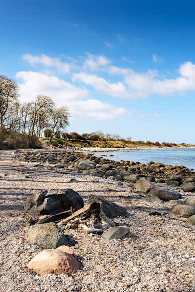 Ein leerer steiniger Strand